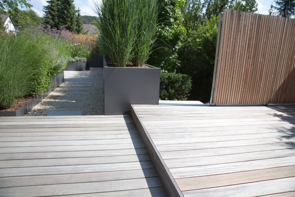 Moderne Terrasse aus Holz in Witten